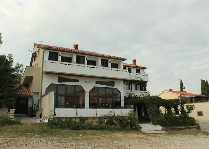 Πανσιόν With A Parking Space Premantura, - 7463